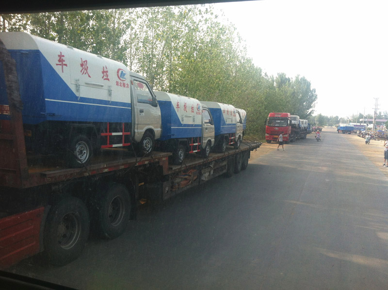 圖為準備發車至山西的小型<a href=http://www.k5ic.cn/ljc target=_blank class=infotextkey>垃圾車</a>