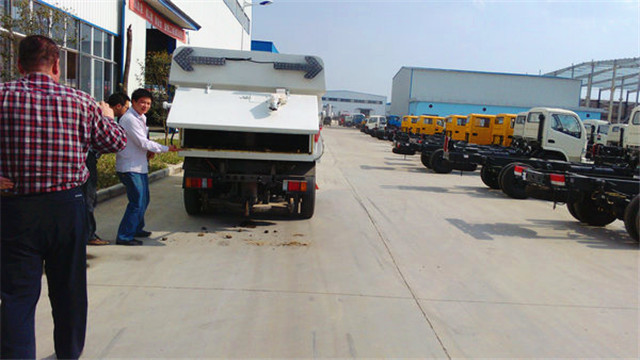 內蒙客商正在參觀五十鈴<a href=http://www.k5ic.cn/saoluche/ target=_blank class=infotextkey>掃路車</a>