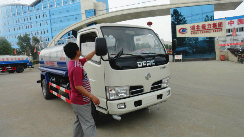 正在給5噸<a href=http://www.k5ic.cn/ssc target=_blank class=infotextkey>灑水車</a>做出廠前準備