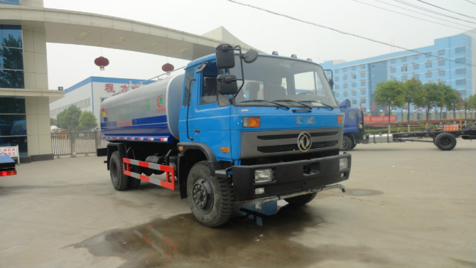 程力廠門(mén) 前的東風(fēng)153灑水車