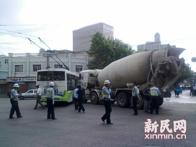 一輛19路電車在新閘路成都北路路口被一輛水泥<a href=http://www.k5ic.cn/jbc/ target=_blank class=infotextkey>攪拌車</a>攔腰撞擊，車毀嚴(yán)重。通訊員 殷佳維 攝