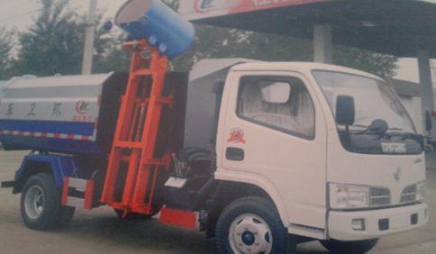 掛桶<a href=http://www.k5ic.cn/ljc target=_blank class=infotextkey>垃圾車</a>裝卸垃圾桶圖片