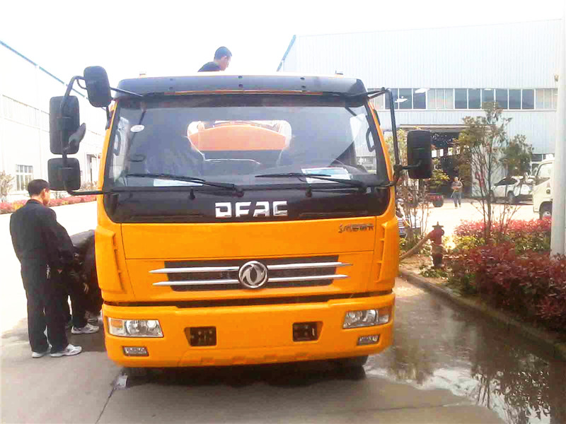 高壓清洗<a href=http://www.k5ic.cn/xifenche/ target=_blank class=infotextkey>吸糞車</a>正面圖